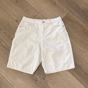Forever 21 White Jean Shorts in cotton blend. Size 28. Like new condition. Nice!